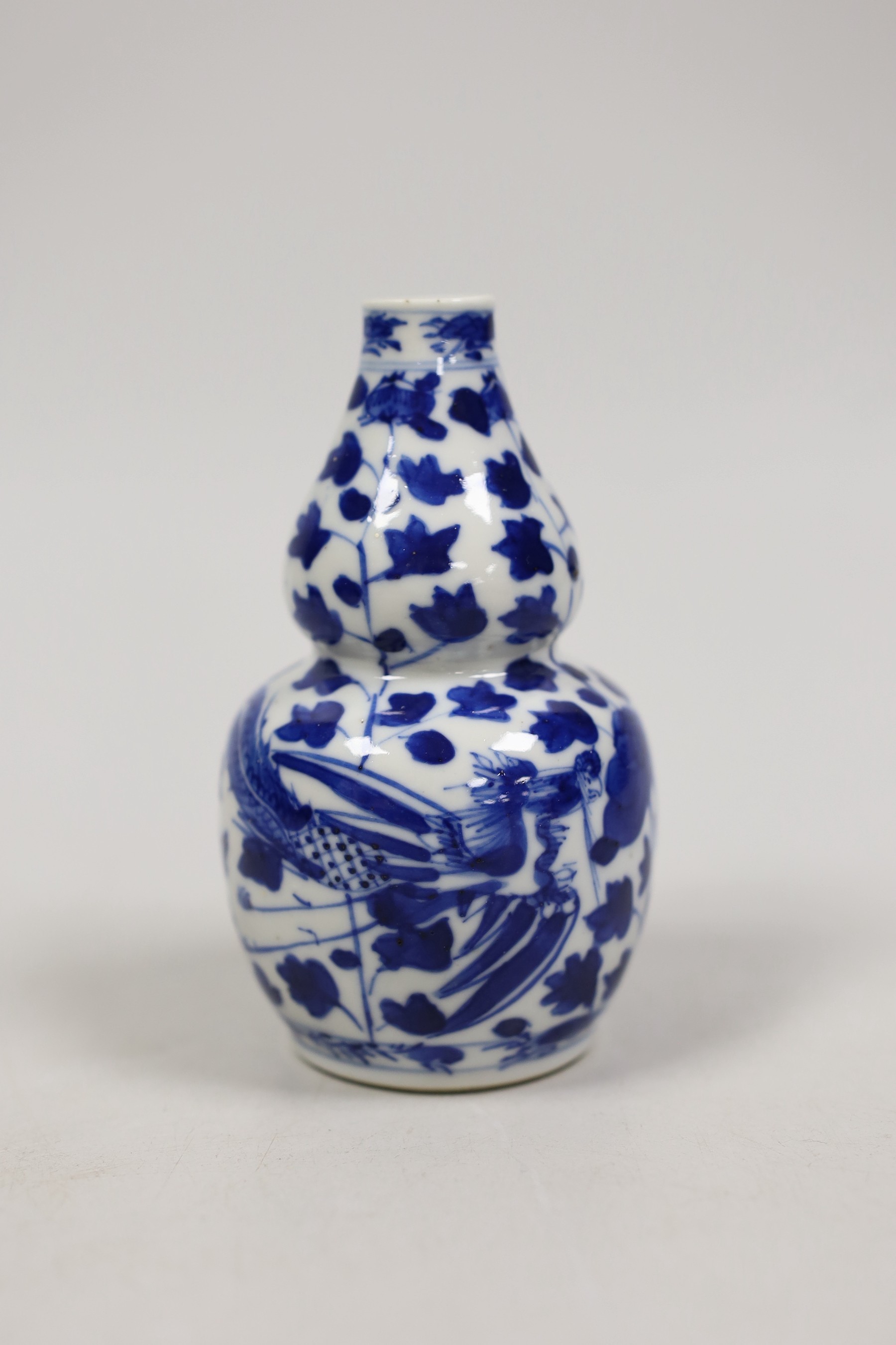 A small Chinese blue and white double gourd vase, c.1900. 12cm tall